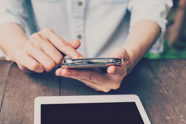 cierrese-encima-de-sostenerse-de-la-mano-y-de-usar-el-telefono-en-cafeteria-con-el-vintage-entonado_1627-1626.jpg